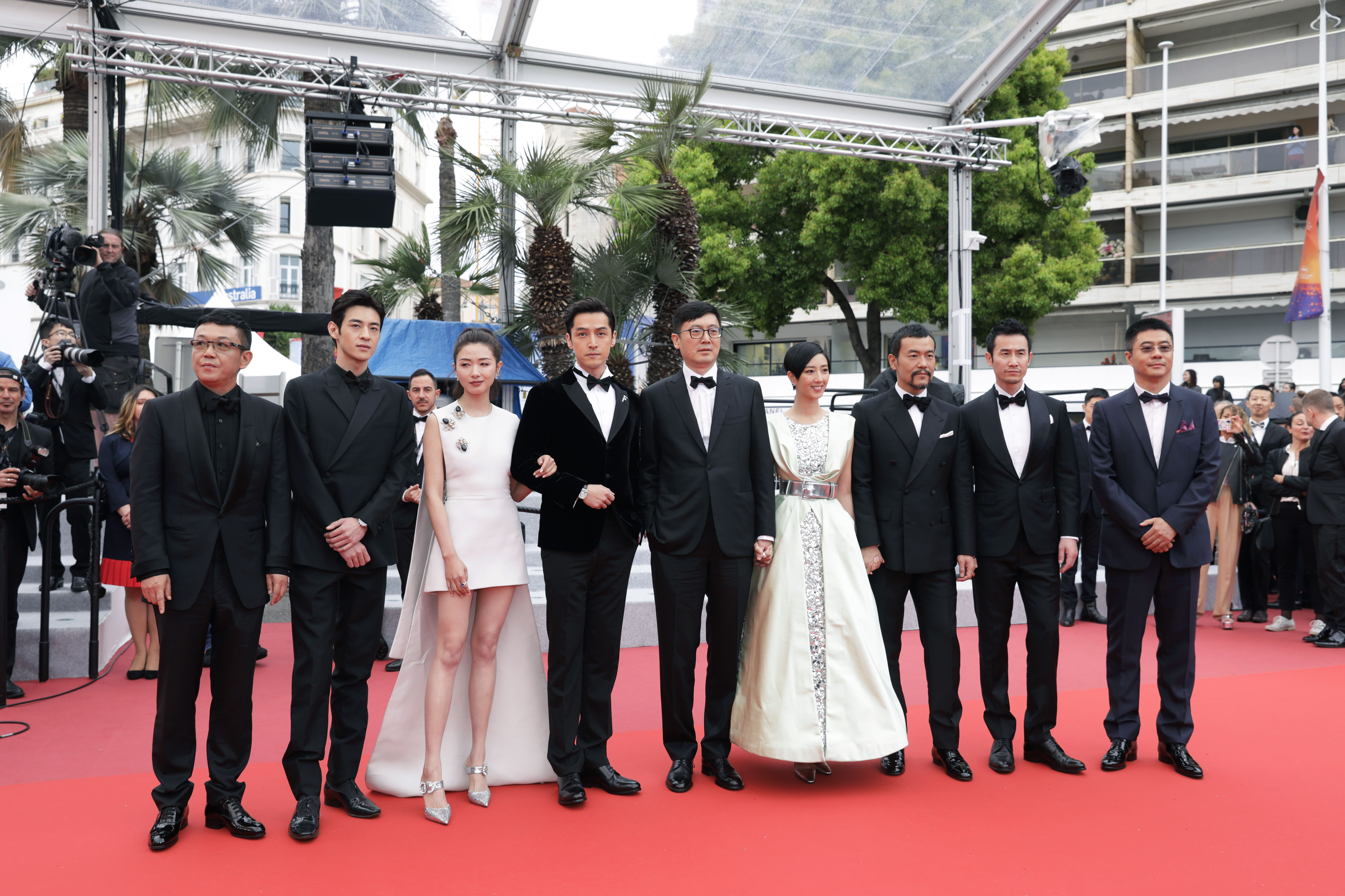 星空sports-夺冠首场状态出色，巴黎圣日耳曼观众沸腾！，浓眉哥重返赛场观众掌声雷动-星空sports